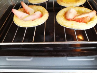 草莓蛋挞,蛋挞烤10分钟的时候，把草莓放进去