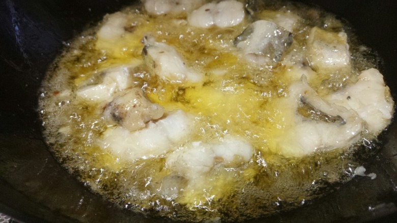 麻辣鳕鱼,然后锅里放油，油热之后，开中火，炸鳕鱼