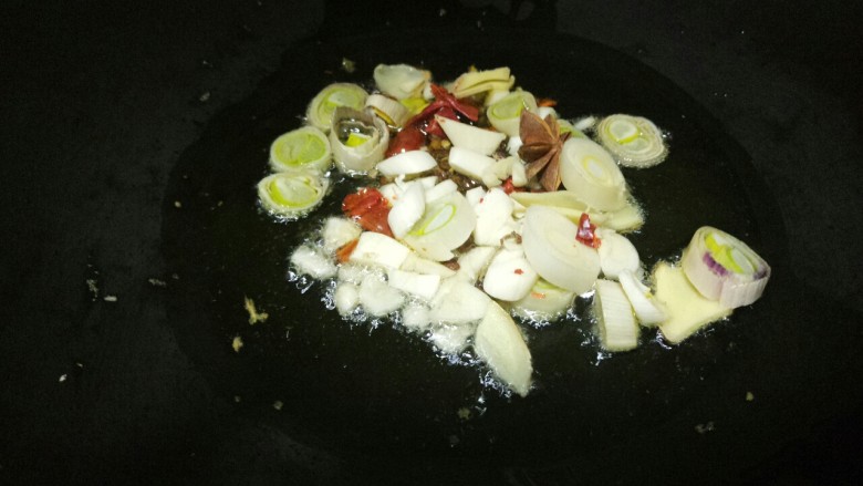 麻辣鳕鱼,然后把干辣椒葱姜蒜，花椒八角都放进锅里爆香