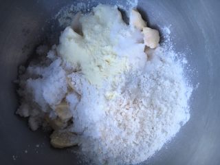 鲜奶黄油吐司,中种面团剪碎和主面团材料除黄油外一起揉面