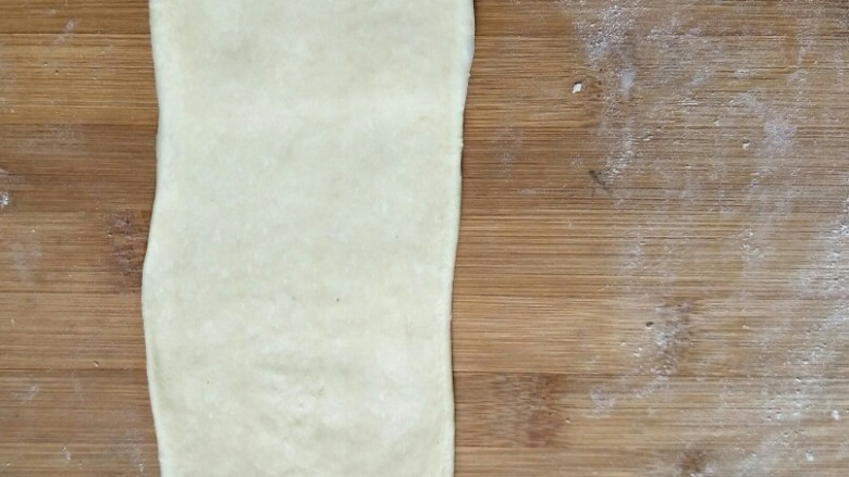 肉桂面包卷,面团擀薄擀长的牛舌状