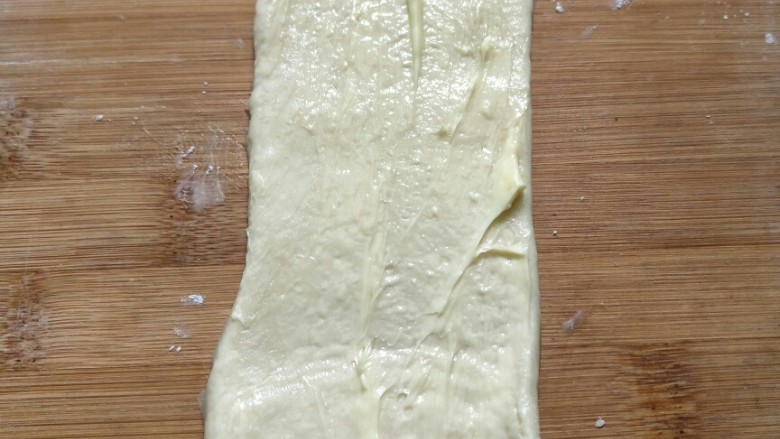 肉桂面包卷,涂抹上软化的黄油