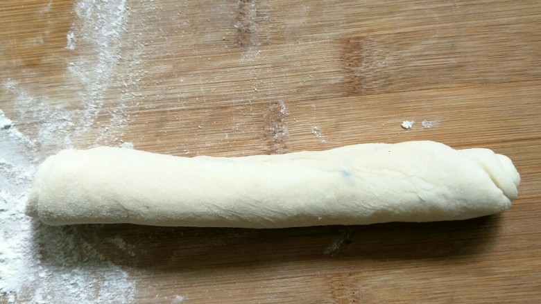 肉桂面包卷,卷好后稍微来回搓细长点，按以上步骤把其它面团也做好
