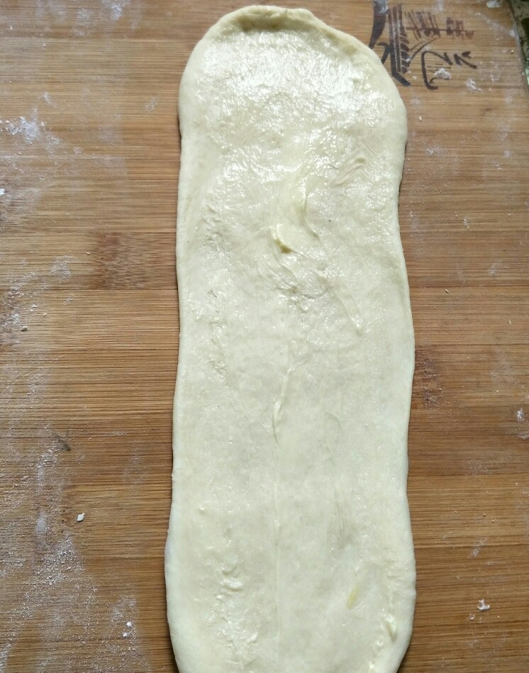 肉桂面包卷,再次在表面涂上黄油