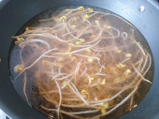 青菜豆泡汤,豆芽炒至变软后，加入清水