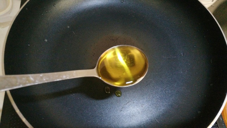 炝炒莲藕,锅里放入1勺油。