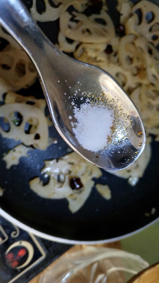 炝炒莲藕,加入适量盐调味即可出锅了。
