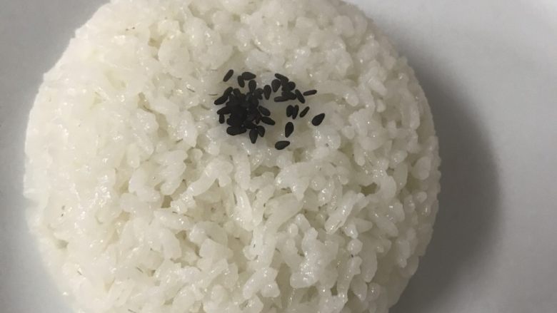 咖喱猪扒饭,在米饭上撒少许黑芝麻（没有芝麻的可以省略）