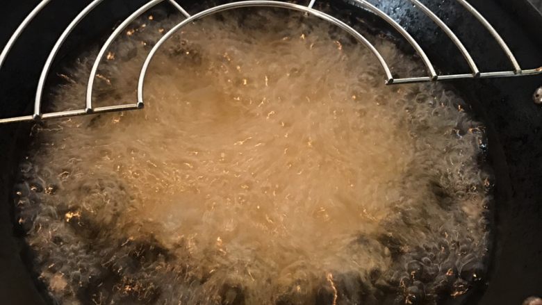 咖喱猪扒饭,油热至180度左右放入解冻后的猪扒，中小火炸至两面金黄色即可