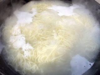 鲜活时蔬面,锅中水烧开下入切面煮至熟透而不要软烂即可放入冷水中过凉后沥干水份备用