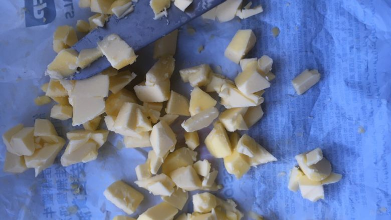 卷卷手撕面包,揉成光滑的面团后加入软化的黄油继续揉面