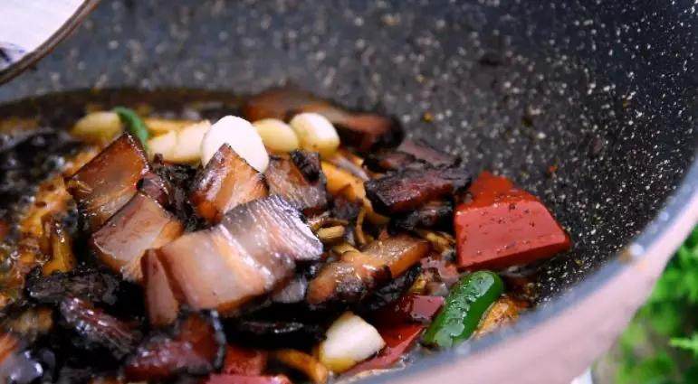 换个方法吃腊肉——干锅腊肉茶树菇,加入茶树菇、甜椒、二荆条翻炒
