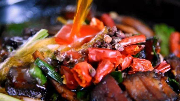 换个方法吃腊肉——干锅腊肉茶树菇,加青蒜苗炒匀出锅