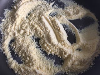 毛巾卷,将玉米粉在干净的锅中炒熟