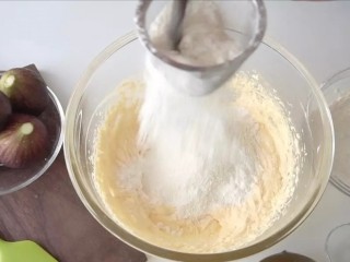 无花果夹心磅蛋糕,将泡打粉和低筋面粉混合均匀，筛入黄油里