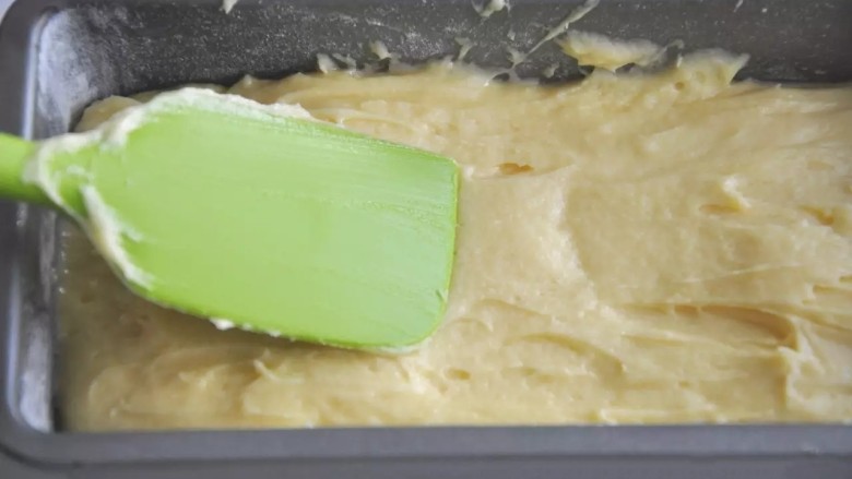 无花果夹心磅蛋糕,再放入剩余的面糊，表面涂抹平整。（想烤出表面平整的磅蛋糕，可以把面糊抹成中间凹，两头凸的形状），放入预热好175度的烤箱，中下层烤40-45分钟，插入一根竹签，拔出竹签若是干净的，蛋糕就烤好了