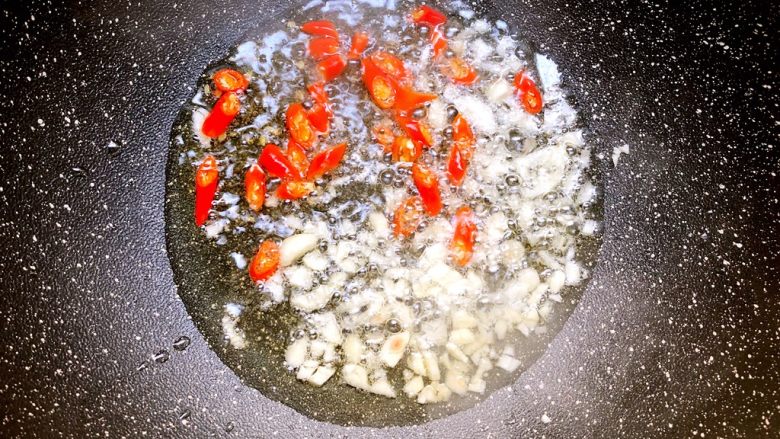 自制腌菜,热锅热油，放入蒜末小米椒爆香