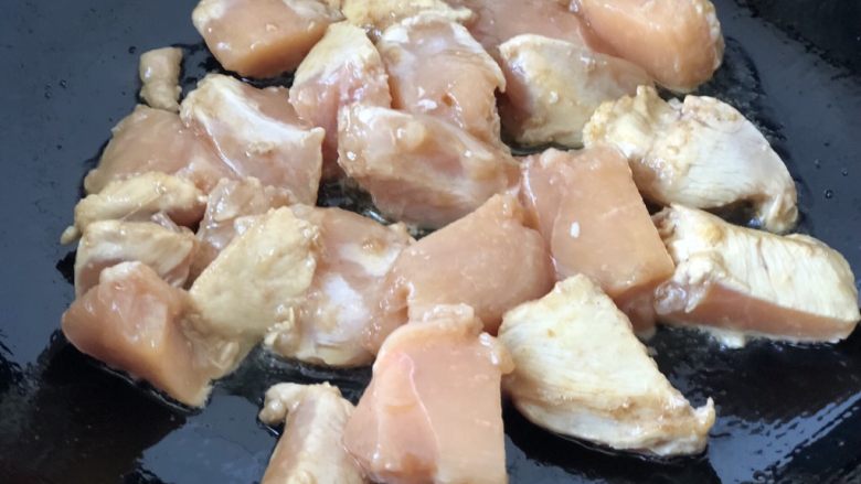 土豆鸡胸肉咖喱饭,改小火，放入腌制好的鸡胸肉煸炒。
