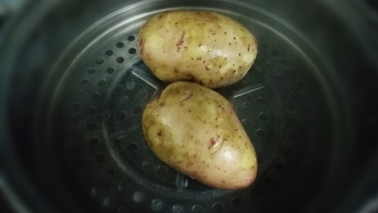 椒盐土豆,放入蒸锅里，蒸20分钟左右至熟