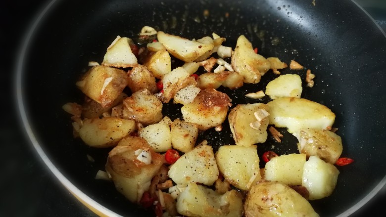 椒盐土豆,研磨入黑胡椒颗粒，翻拌均匀