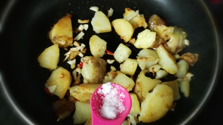 椒盐土豆,加入盐调味后，继续炒制
