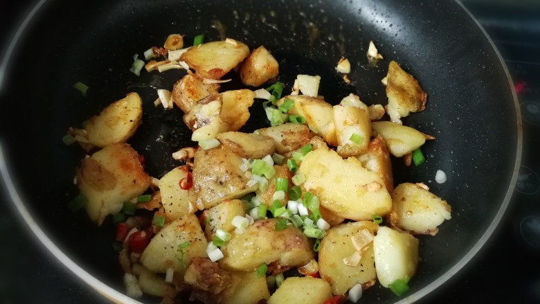 椒盐土豆,最后放入葱花拌均匀，关火