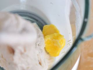 葡萄干麻糬软欧,面粉成团后，加入黄油揉至光滑。