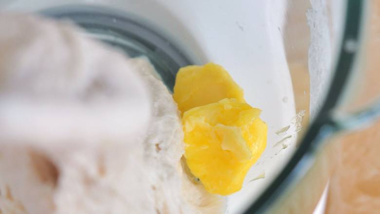 葡萄干麻糬软欧,面粉成团后，加入黄油揉至光滑。