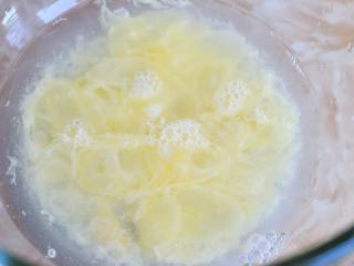 葡萄干麻糬软欧,4.	将面包的配料中的液体、糖、盐，放入搅拌缸中。