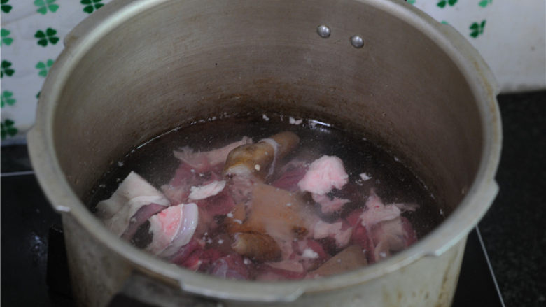 年糕羊肉火锅,羊肉和汤一起倒入鸳鸯锅里，加入少许盐调味，将鸳鸯锅端在陶瓷炉上，开火烧