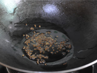 宫保凤尾虾,油锅烧热后转小火，倒入花椒颗粒炒出香味后，将花椒捞出来不要
