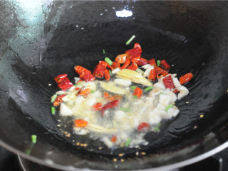 宫保凤尾虾,姜、蒜、干辣椒倒入花椒油中，炒出香味，捞出来