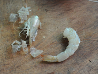 宫保凤尾虾,将大虾去壳去头后开背，挑出虾线，洗净晾干