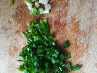 #时令菜#清香开胃的折耳根凉拌橙皮,葱分葱白和葱绿切碎