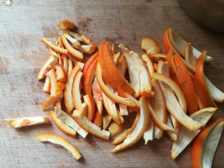 #时令菜#清香开胃的折耳根凉拌橙皮,橙皮切碎。
我还有一部分是用水果刀削的，对比以后发现，刀削的口感更好。