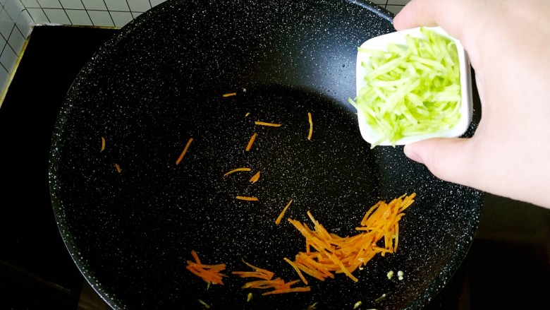 『宝宝辅食12➕』蛋炒果蔬圈圈面,胡萝卜丝变软后倒入黄瓜丝继续翻炒