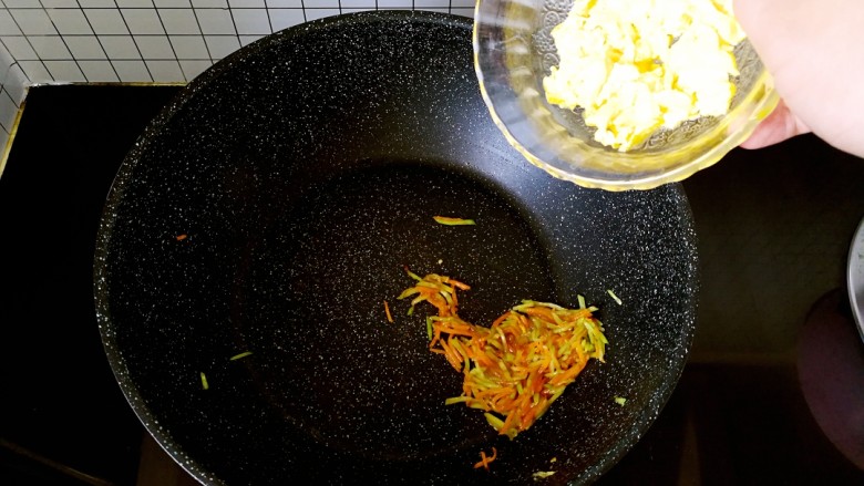 『宝宝辅食12➕』蛋炒果蔬圈圈面,倒入鸡蛋翻拌均匀