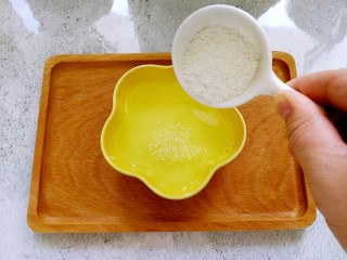 『宝宝辅食6➕』蛋黄米糊,米粉倒进温水后静置备用