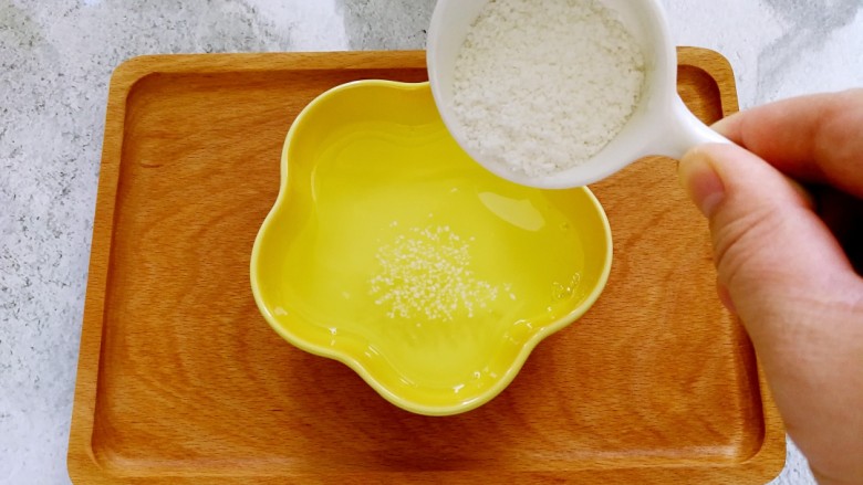 『宝宝辅食6➕』蛋黄米糊,米粉倒进温水后静置备用