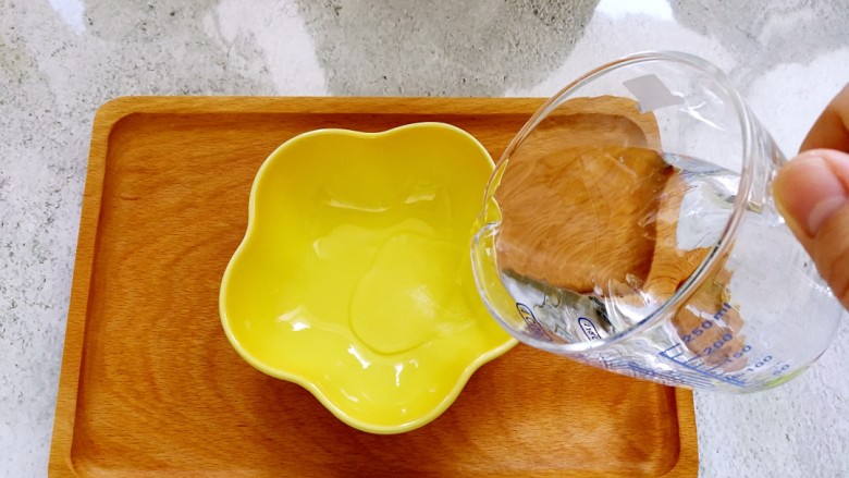 『宝宝辅食6➕』蛋黄米糊,温水倒入碗中