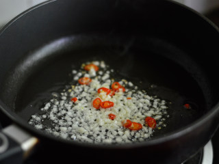 凉拌莴笋叶,锅里烧热油，爆香蒜蓉和小米辣