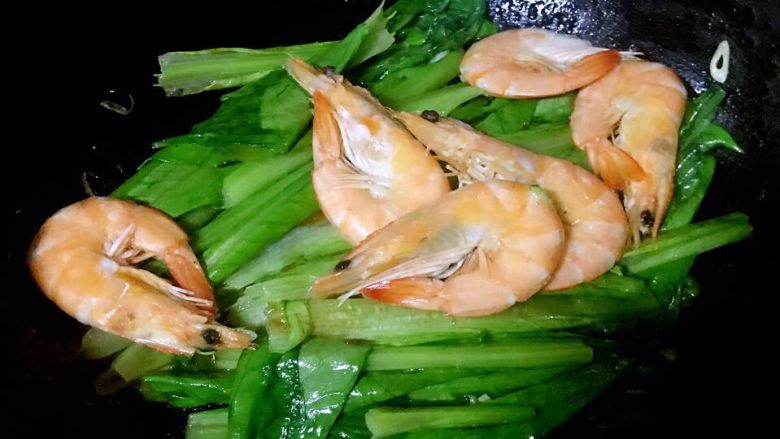 油麦菜炒海虾,放入海虾和油麦菜一起翻炒