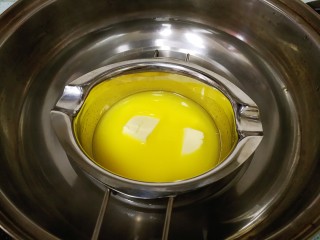 柠檬蛋糕（6寸）,黄油隔热水融化。