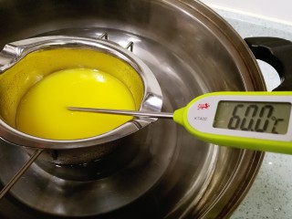 柠檬蛋糕（6寸）,黄油加热到60度时，停止加热，把黄油一直隔水放在热水里备用。