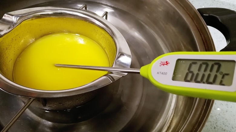 柠檬蛋糕（6寸）,黄油加热到60度时，停止加热，把黄油一直隔水放在热水里备用。