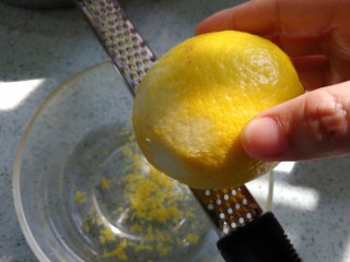 柠檬蛋糕（6寸）,柠檬洗净擦干，刨下整个的柠檬皮屑。