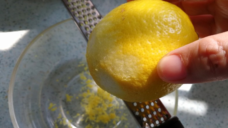 柠檬蛋糕（6寸）,柠檬洗净擦干，刨下整个的柠檬皮屑。