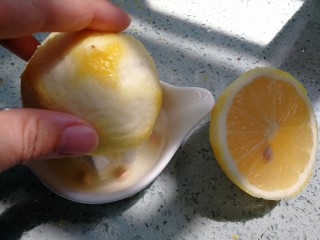 柠檬蛋糕（6寸）,切开柠檬，榨取全部柠檬汁，放冰箱冷藏备用。