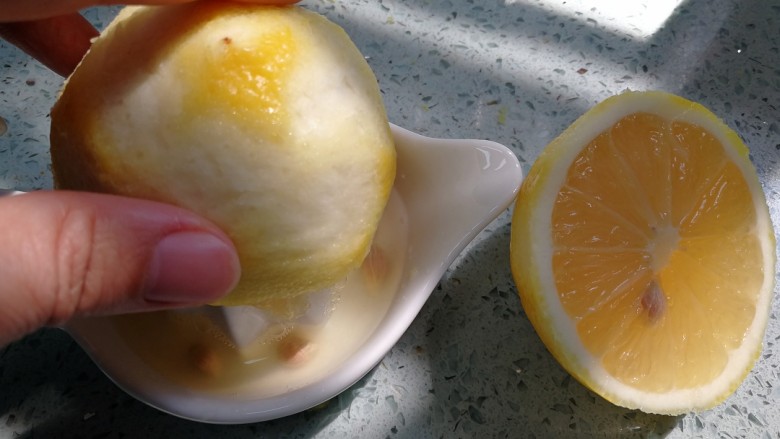 柠檬蛋糕（6寸）,切开柠檬，榨取全部柠檬汁，放冰箱冷藏备用。