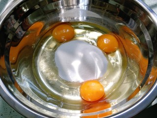 柠檬蛋糕（6寸）,把鸡蛋、细砂糖装入打蛋盆。